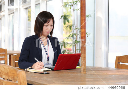 Nomad worker working in cafe 44960966
