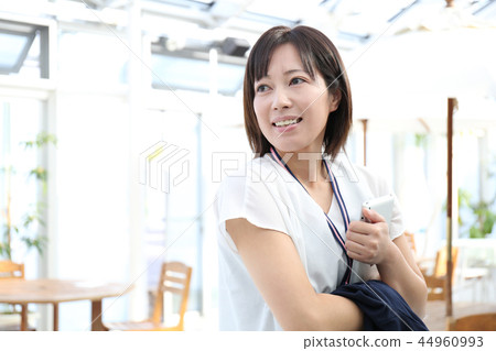 Nomad worker working in cafe 44960993