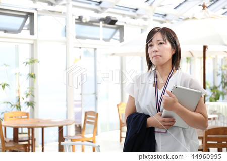 Nomad worker working in cafe 44960995