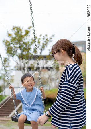 Parent and child playing in the park 44962682
