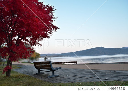 在北海道朝霞的阿寒湖 在北海道朝霞的阿寒湖 44966838