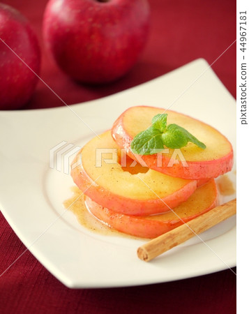 蘋果計算機嫩煎與肉桂條背景紅色 蘋果計算機嫩煎與肉桂條背景紅色 44967181