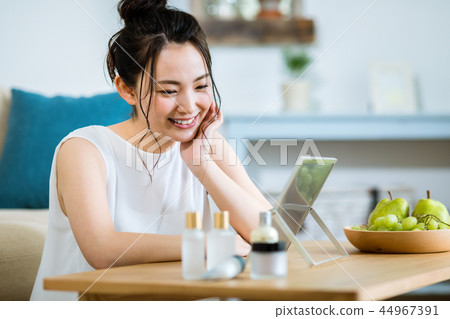 年輕的女士 44967391