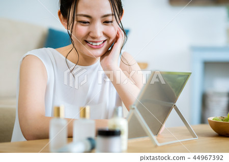 年輕的女士 44967392