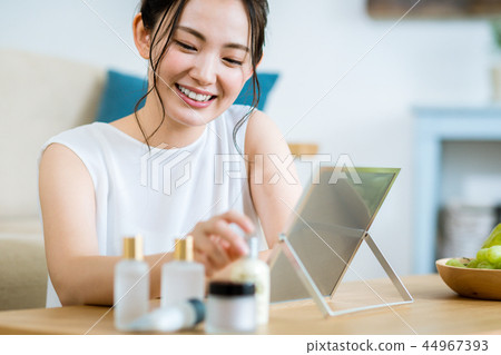 年輕的女士 44967393