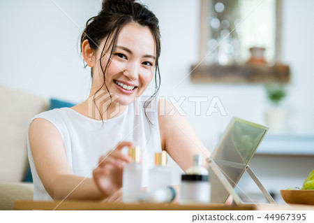 年輕的女士 44967395