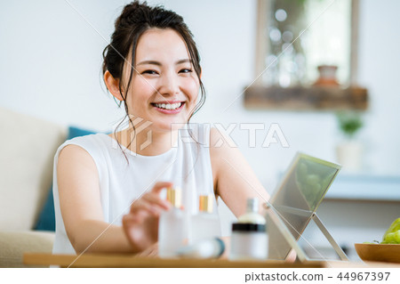 年輕的女士 44967397