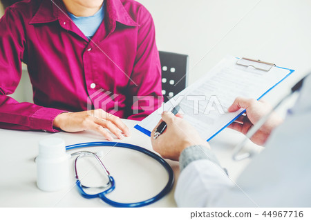 Doctors and patients sit and talk to the patient Doctors and patients sit and talk to the patient 44967716