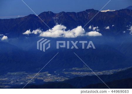 從南部阿爾卑斯山的Shiomiyama山頂的中央阿爾卑斯山 44969083