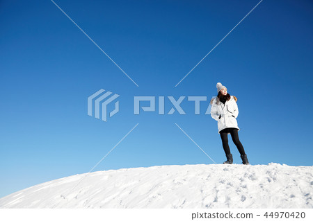 女人,冬天,雪,山 女人,冬天,雪,山 44970420