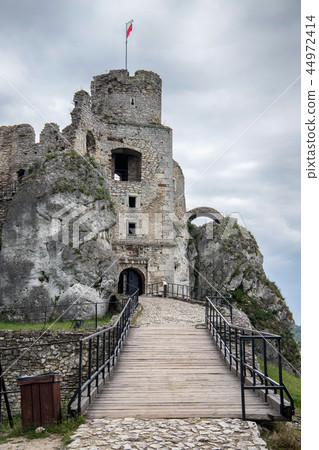 ruins of medieval Ogrodzieniec castle, Poland ruins of medieval Ogrodzieniec castle, Poland 44972414