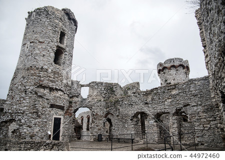 ruins of medieval Ogrodzieniec castle, Poland ruins of medieval Ogrodzieniec castle, Poland 44972460