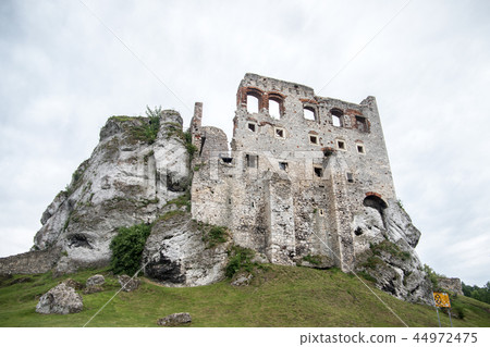 ruins of medieval Ogrodzieniec castle, Poland ruins of medieval Ogrodzieniec castle, Poland 44972475