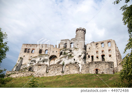 ruins of medieval Ogrodzieniec castle, Poland ruins of medieval Ogrodzieniec castle, Poland 44972486