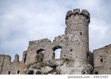 ruins of medieval Ogrodzieniec castle, Poland ruins of medieval Ogrodzieniec castle, Poland 44972487