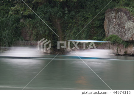 台灣新北市碧潭觀光景點移動中的船 44974315