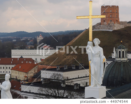 維爾紐斯大教堂和Gediminas城堡/ Gediminas塔的族長的雕像 44974544