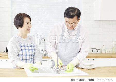 Washing dishes, kitchen, couple Washing dishes, kitchen, couple 44978729