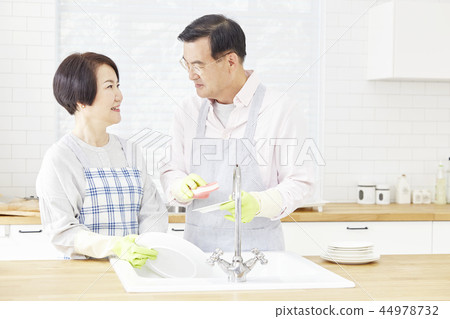 Washing dishes, kitchen, couple Washing dishes, kitchen, couple 44978732
