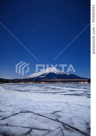 Lake Yamanaka Fuji night view in the deep winter 44980485
