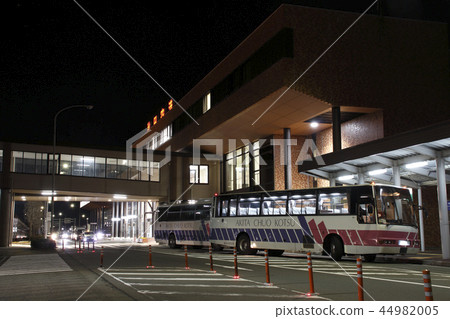 [AXT] Akita Airport and limousine bus at night 44982005