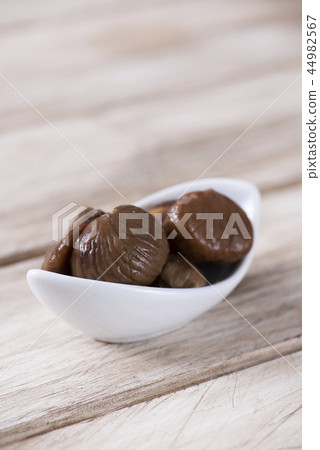 roasted and shelled chestnuts 44982567