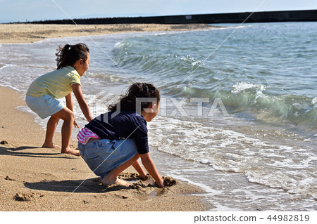 在沙灘上玩耍 在沙灘上玩耍 44982819