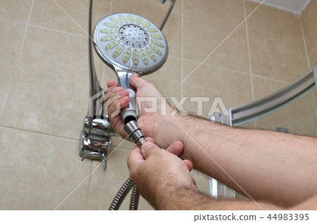 Installing a shower hose 44983395
