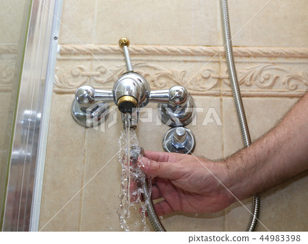 Installing a shower hose Installing a shower hose 44983398