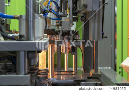 The  operation of  plastic bottle blowing process 44983955