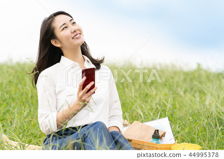 Women who receive the news Women who receive the news 44995378