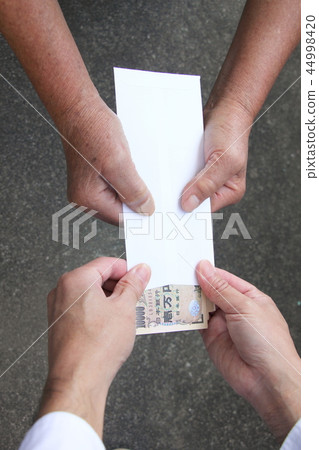 Cash delivery 44998420