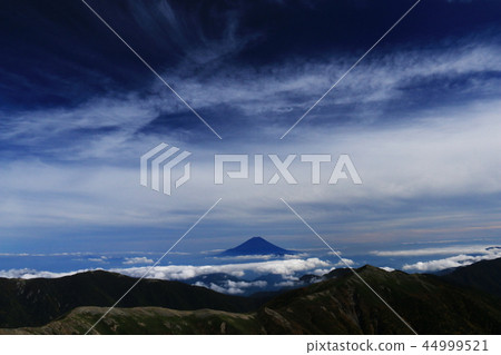 From the summit of Mt. Shiomikami in the Southern Alps to Mt. 44999521