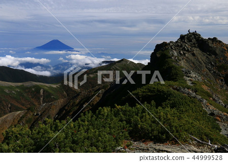 從Higashimine山頂的南阿爾卑斯山的Shiomikami Nishimine山頂可以看到Mt. Reimine Fuji 44999528