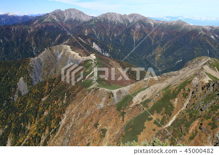 Hakuhosan from the summit of Mt. Shiomiyama in the Southern Alps, with a view on the Sen-O-None longitudinal road Hakuhosan from the summit of Mt. Shiomiyama in the Southern Alps, with a view on the Sen-O-None longitudinal road 45000482