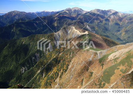 從南阿爾卑斯山北部阿爾卑斯山脈Senjogatake Kaikomagagatake北部的Shiomikami山頂 從南阿爾卑斯山北部阿爾卑斯山脈Senjogatake Kaikomagagatake北部的Shiomikami山頂 45000485