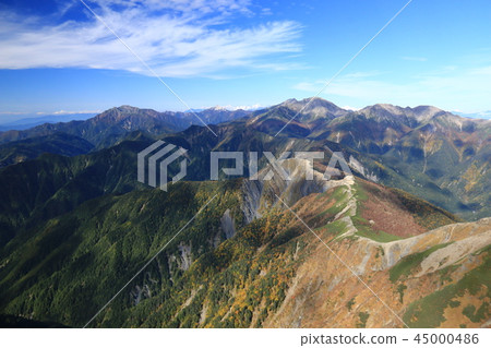 從南阿爾卑斯山北部阿爾卑斯山脈Senjogatake Kaikomagagatake北部的Shiomikami山頂 從南阿爾卑斯山北部阿爾卑斯山脈Senjogatake Kaikomagagatake北部的Shiomikami山頂 45000486