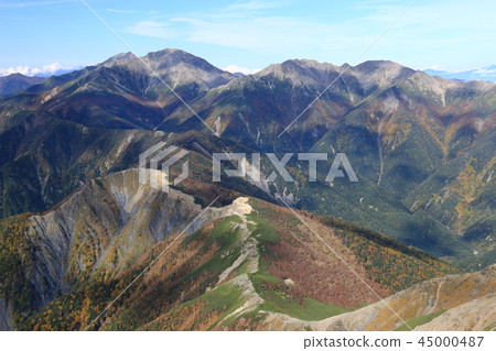 從南阿爾卑斯山的山宮山頂看南阿爾卑斯山北部的石胺山山 從南阿爾卑斯山的山宮山頂看南阿爾卑斯山北部的石胺山山 45000487