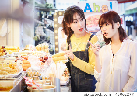 Korea Women's Traveling Street Food 45002277