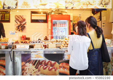 Korea Women's Traveling Street Food 45002280