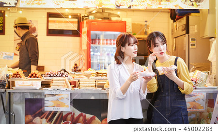 Korea Women's Traveling Street Food 45002283