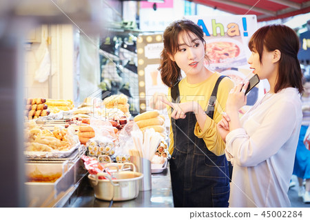 Korea Women's Traveling Street Food 45002284