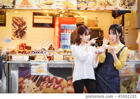 Korea Women's Traveling Street Food 45002285