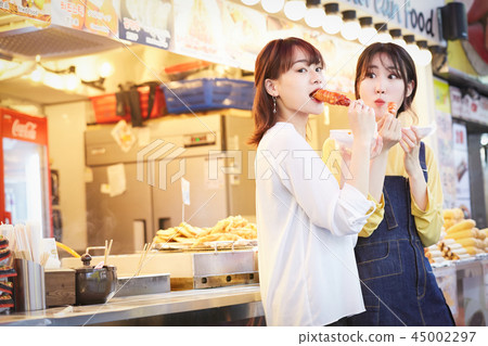 Korea Women's Traveling Street Food 45002297