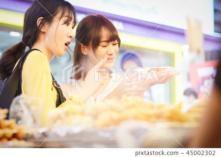 Korea Women's Traveling Street Food 45002302