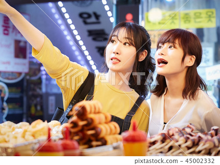 Korea Women's Traveling Street Food 45002332