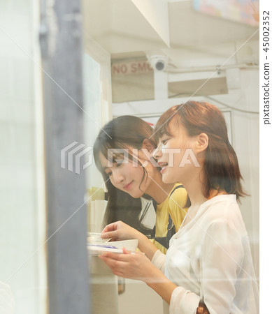 韓國女性旅遊外匯兌換 韓國女性旅遊外匯兌換 45002352