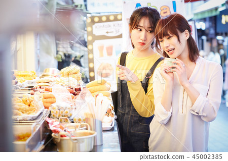 Korea Women's Traveling Street Food 45002385