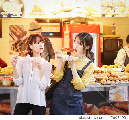Korea Women's Traveling Street Food 45002403