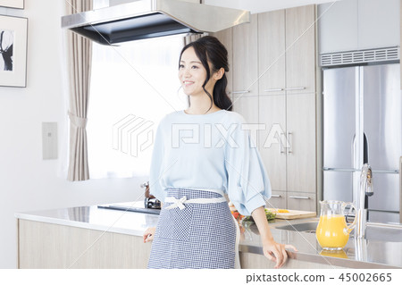 Woman in the kitchen Woman in the kitchen 45002665